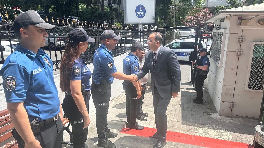KAYMAKAMIMIZ CEVDET ERTÜRKMEN ŞİŞLİ POLİS MERKEZİ AMİRLİĞİNE ZİYARETTE BULUNARAK GÖREVLERİ BAŞINDA BULUNAN EMNİYET MENSUPLARININ BAYRAMINI KUTLADI