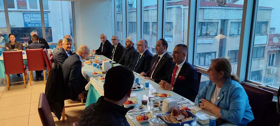 KAYMAKAMIMIZ CEVDET ERTÜRKMEN ŞİŞLİ SOSYAL GÜVENLİK KURUMU CEMİL KAYA EV SAHİPLİĞİNDE DÜZENLENEN İFTAR PROGRAMINA KATILDI