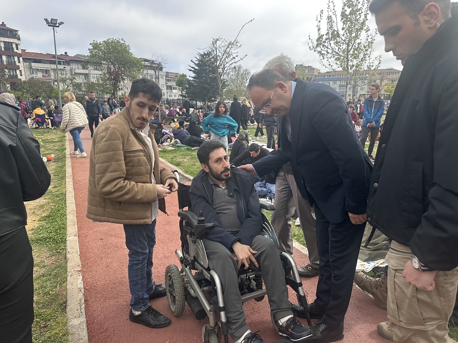 KAYMAKAMIMIZ CEVDET ERTÜRKMEN MEYDANA GELEN DEPREMİN ARDINDAN SAHADA İNCELEMELERDE BULUNARAK VATANDAŞLARIMIZIN İHTİYAÇ VE TALEPLERİNİ DİNLEDİ